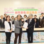 教育請願署名を議長に提出し、議長、教育長との懇談に同席しました。
